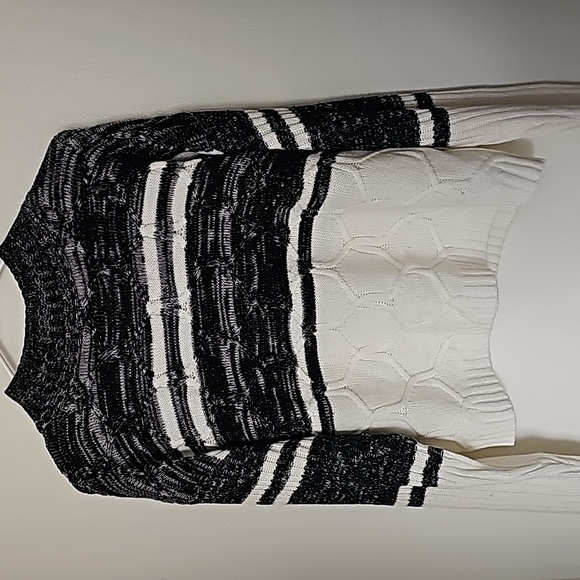 Black and white crop sweater with long sleeve - Picture 2 of 2